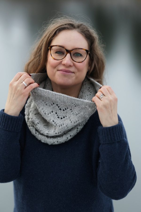 Floating – Easy lace cowl knitting pattern for beginners