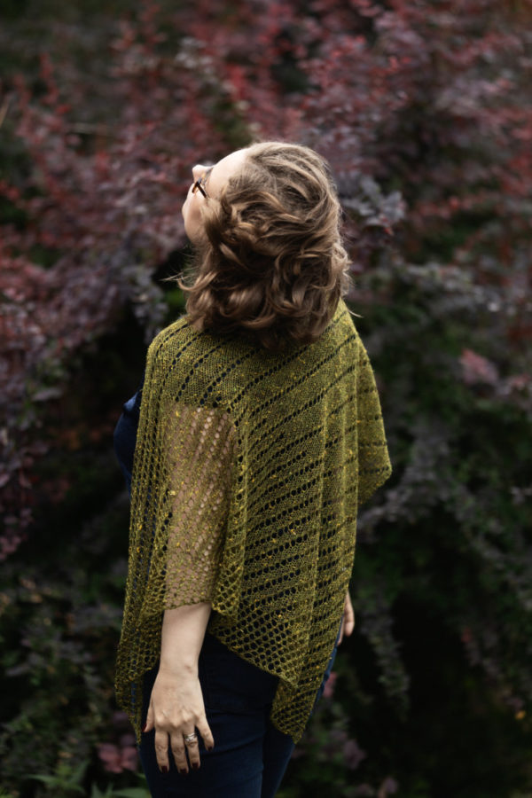 Reveriem – Simple triangle shawl knitting pattern with easy lace.