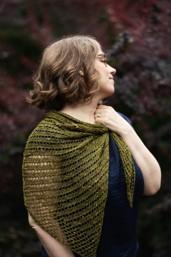 Reveriem – Simple triangle shawl knitting pattern with easy lace.