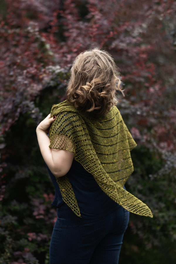 Reveriem – Simple triangle shawl knitting pattern with easy lace.