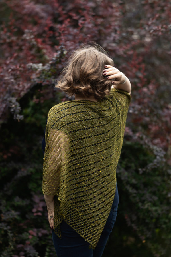 Reveriem – Simple triangle shawl knitting pattern with easy lace.