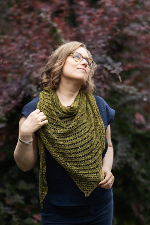 Reveriem – Simple triangle shawl knitting pattern with easy lace.